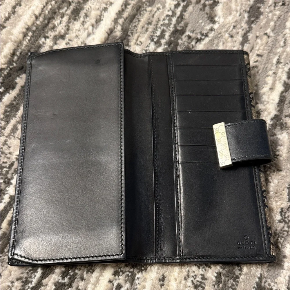 Gucci Black and Brown Monogram Key Holder - Picture 2 of 4
